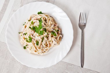 Fettuccine carbonara beyaz bir kase