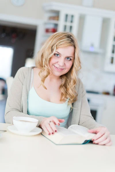 Mujer bebiendo café y leyendo libro — Foto de Stock