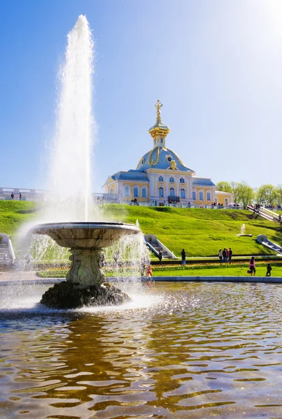 A fonte da tigela em Peterhof . — Fotografia de Stock