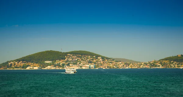 Båt nära kusten av Prinsöarna. Turkiet — Stockfoto