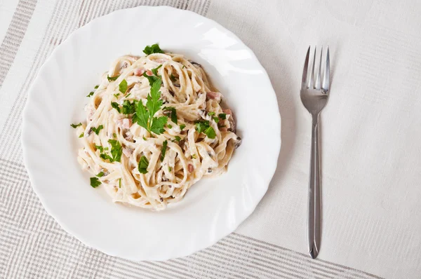 Fettuccine carbonara in a white bowl — Stock Photo, Image