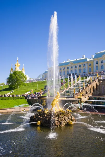 Samson fountain i grand kaskad nära peterhof palatset. — Stockfoto