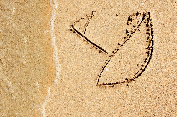 Ritning av segelbåt på sand — Stockfoto