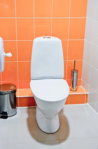 浴室の白いトイレボウル — ストック写真