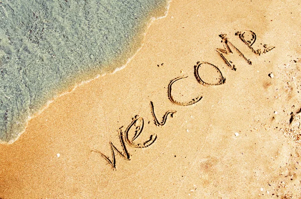 Välkommen skrivet i en tropisk sandstrand — Stockfoto