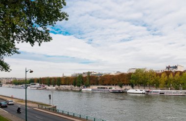 Paris'te seine Nehri bulutlu bir günde 