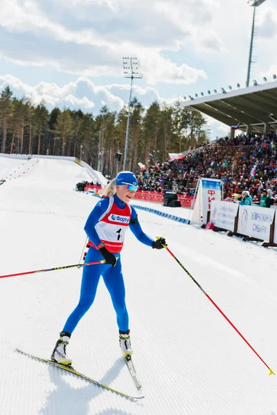 Kaisa MAKARAINEN (FIN) termina al Biathlon — Foto Stock