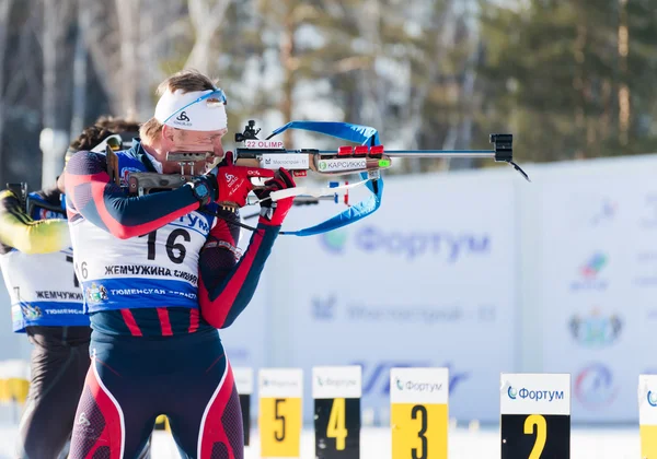 Ivan Tcherezov (RUS) på skuddlinje ved Biathlon – stockfoto