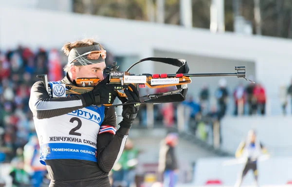 Anton Shipulin (RUS) em uma linha de tiro em Biathlon — Fotografia de Stock