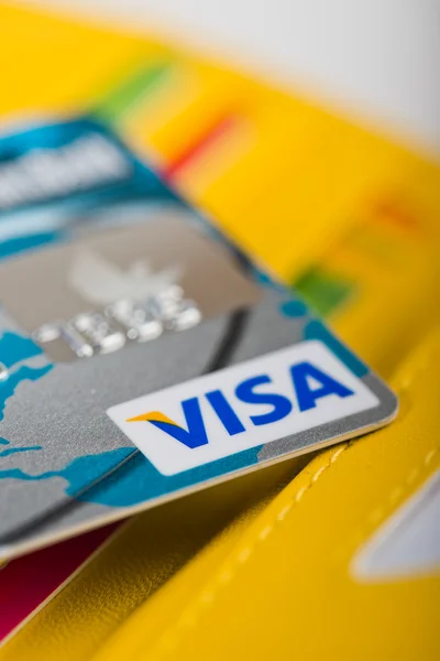 Tarjeta de débito Visa en billetera y otras tarjetas . — Foto de Stock