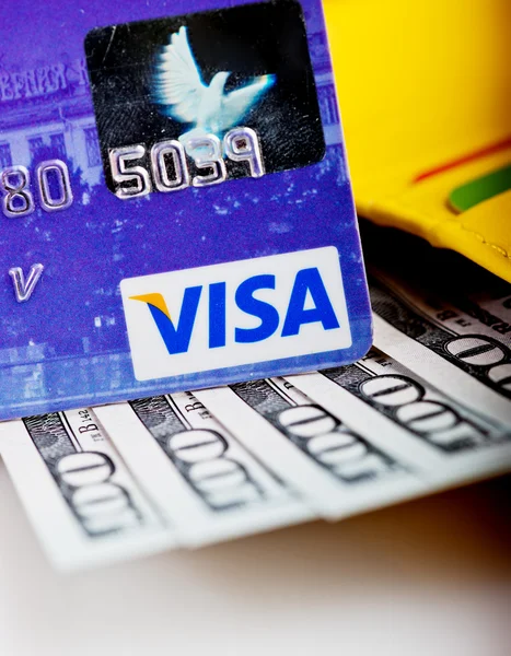 Billetes en dólares estadounidenses en billetera y tarjeta de crédito Visa — Foto de Stock