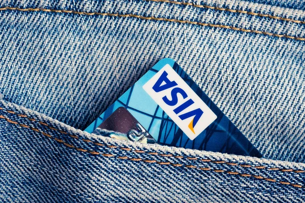Karty debetowe Visa w kieszeni jeansów niebieski denim. — Zdjęcie stockowe