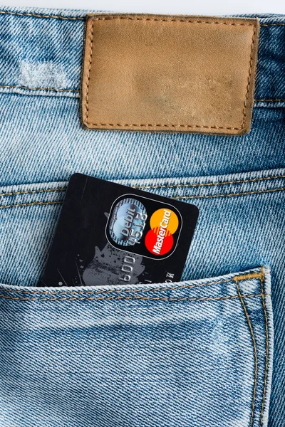 Дебетовые карты Mastercard в джинсах в синих джинсах . — стоковое фото