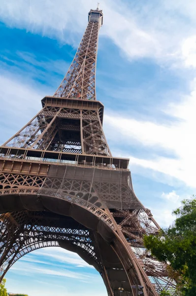 Famous Eiffel Tower in Paris, France. — Stock Photo, Image