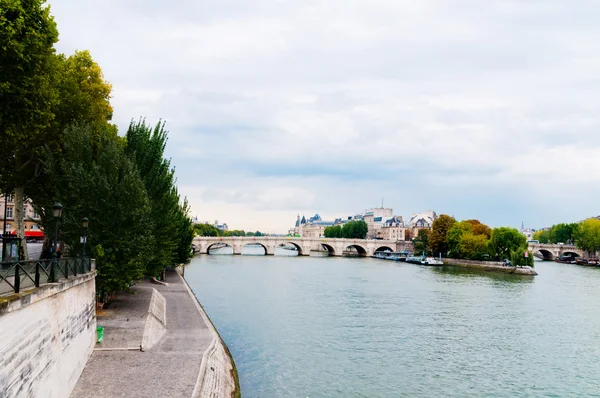 Blick auf die Insel isle de la cite. Paris, Frankreich. — Stockfoto