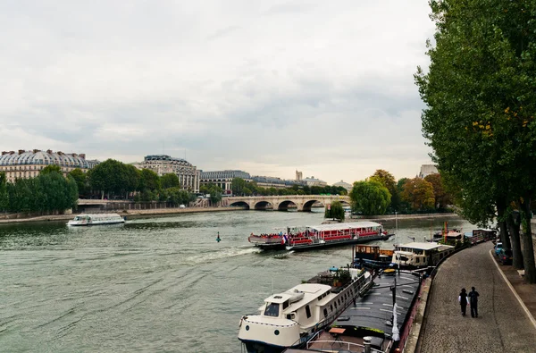 Rio Sena em Paris em um dia nublado — Fotografia de Stock