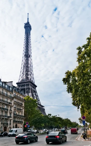 Eiffel tower view from the street of Paris — Stock Photo, Image