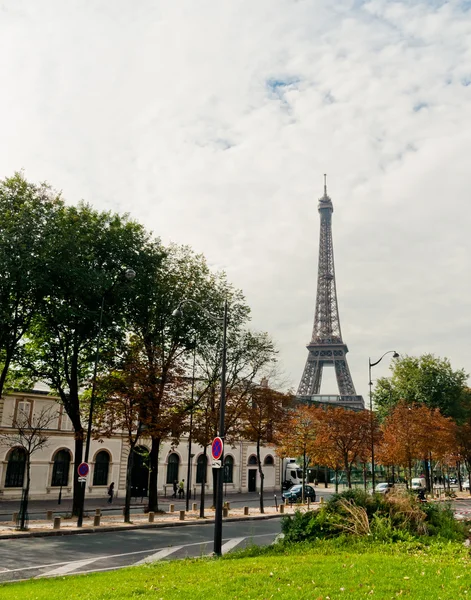 Eiffel tower view from the street of Paris — Stock Photo, Image