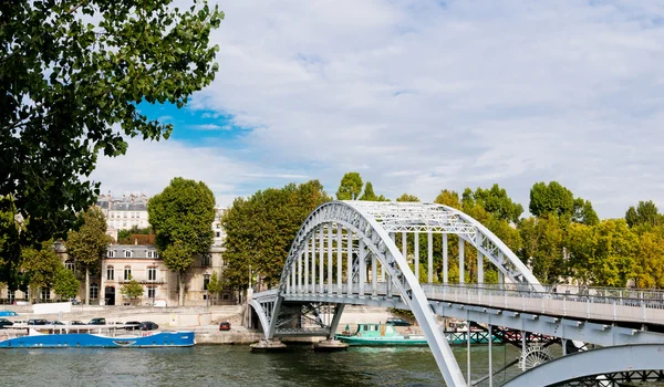 在巴黎市中心的行人天桥 — 图库照片