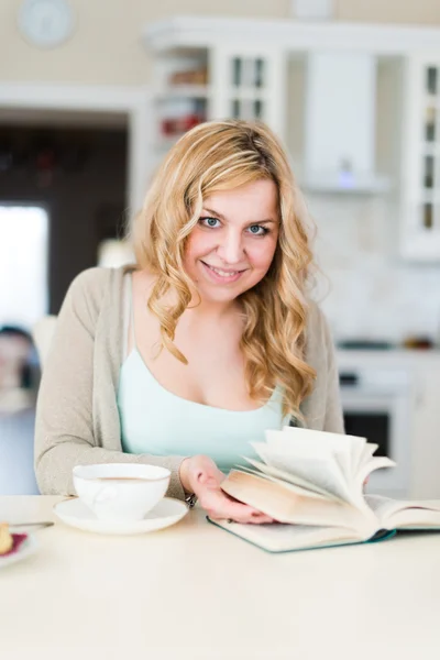 Lady läser bok och dricker kaffe — Stockfoto