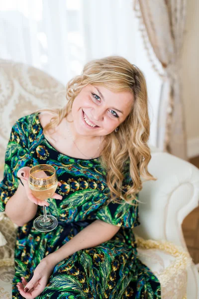 Γυναίκα έχοντας ποτήρι κρασί — Φωτογραφία Αρχείου