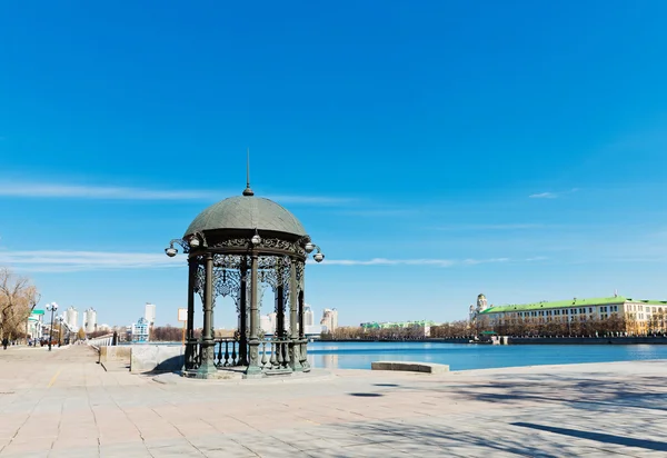 Rotonda Sulla Riva Dello Stagno Nel Centro Ekaterinburg Russia — Foto Stock