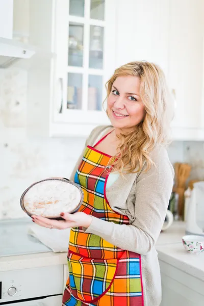 Donna tirando torta dal forno — Foto Stock
