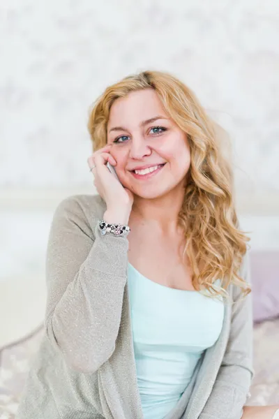 Loira deitada na cama e telefonando — Fotografia de Stock