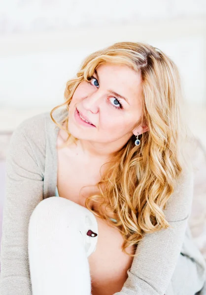 A young woman sitting — Stock Photo, Image