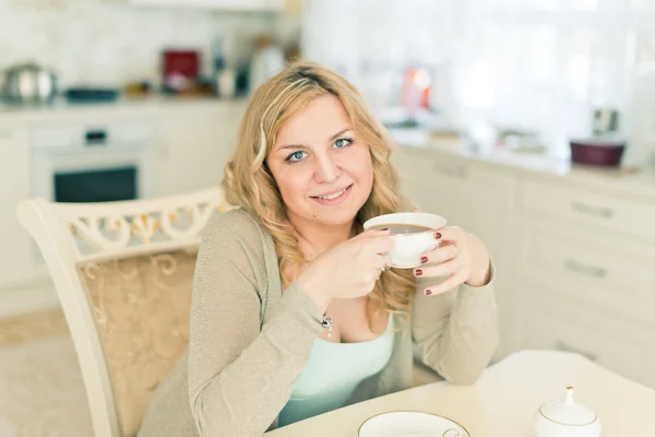 Aantrekkelijke vrouw met koffie — Stockfoto