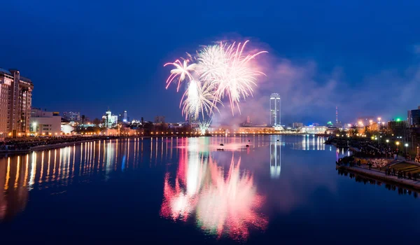 Fuegos Artificiales Sobre Ciudad Nocturna Ekaterimburgo Rusia — Foto de Stock