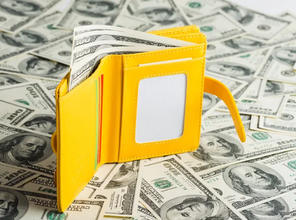 Portefeuille jaune sur Dollars — Photo