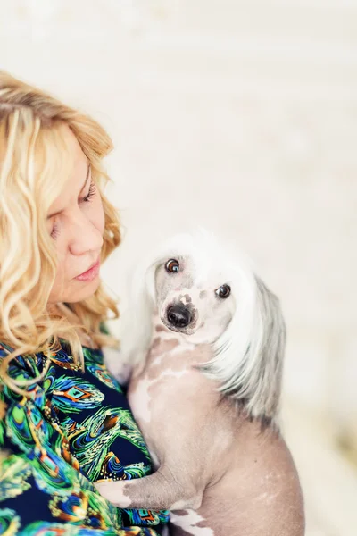 Kvinna och chinese crested dog — Stockfoto