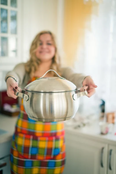 Mujer joven con sartén de salsa — Foto de Stock