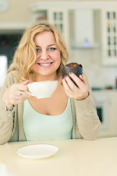 Femme avec café et dessert Photo De Stock