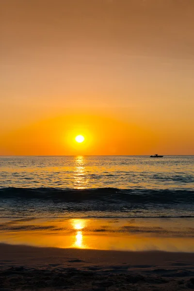 Alba colorata sul mare — Foto Stock