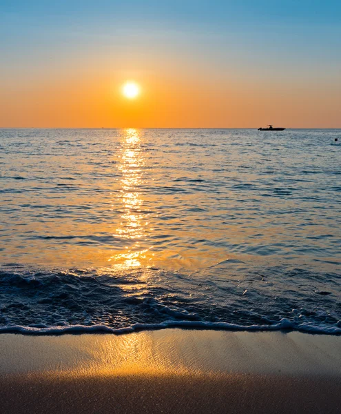 Bunte Morgendämmerung über dem Meer — Stockfoto