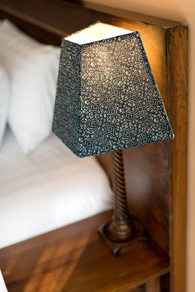 Lampu na nočním stolku — Stock fotografie
