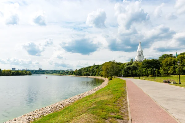 Sungai Moskow dan Gereja — Stok Foto