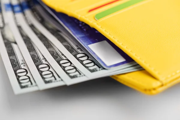 Dolar faturaları ve kredi kartı — Stok fotoğraf