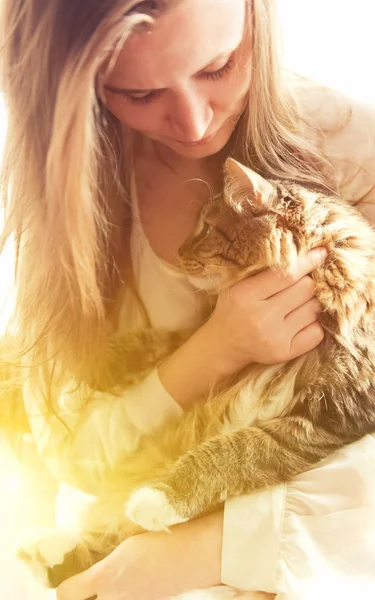 Menina e seu gato gengibre — Fotografia de Stock