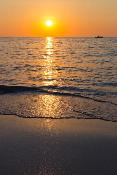 Bunte Morgendämmerung über dem Meer — Stockfoto