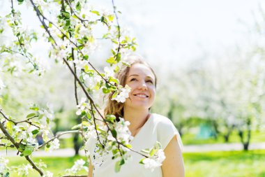 elma çiçeği ile kız