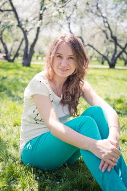 Yeşil çimenlerin üzerinde kız.