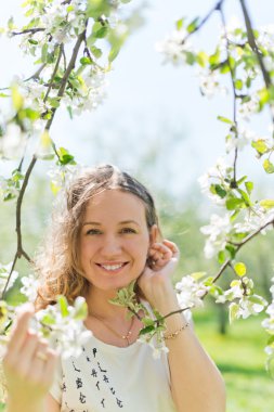 elma çiçeği ile kız