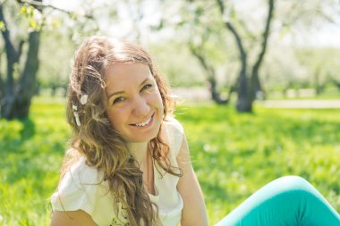 Yeşil çimenlerin üzerinde kız.