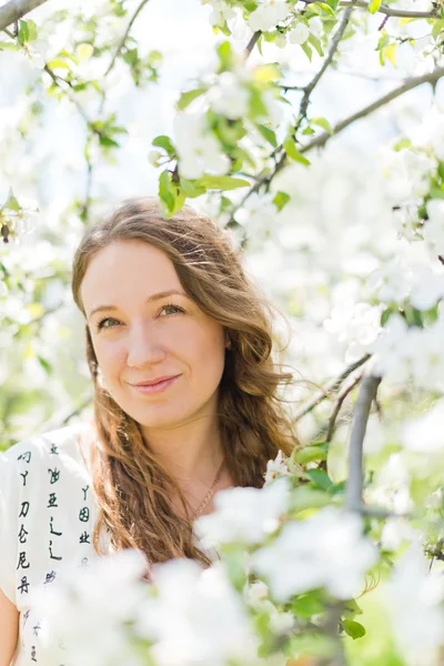 Meisje met apple blossom — Stockfoto