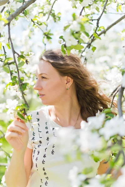 Dívka s květy, jablko — Stock fotografie