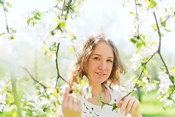 Flicka med apple blossom — Stockfoto