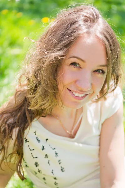 Young woman outdoors — Stock Photo, Image